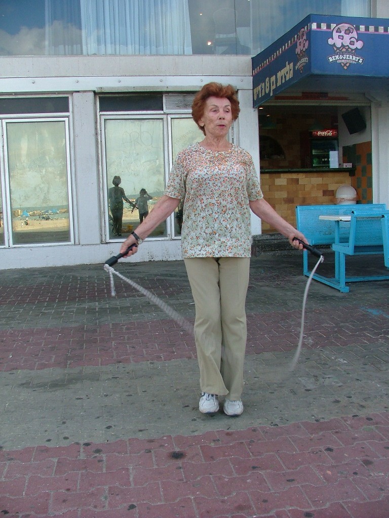 אמא לאה הירש קופצת בחבל בגיל 90